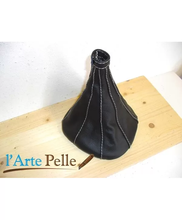 Alfa Romeo 75 - black gear shift gaiter and white stitching