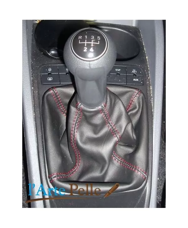 Seat Ibiza 6J personalizzazione cuffa Cambio Nero e Cucitura Rossa